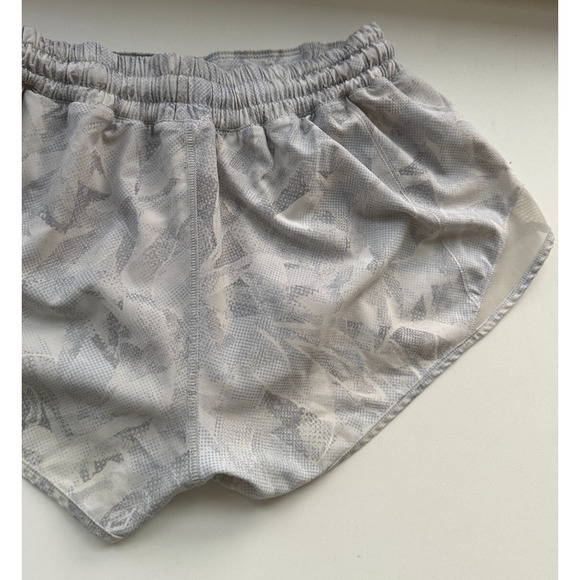 Lululemon Hotty Hot Short 2.5" Lined White Gray Printed Shorts Women's Size 6 - Picture 11 of 12